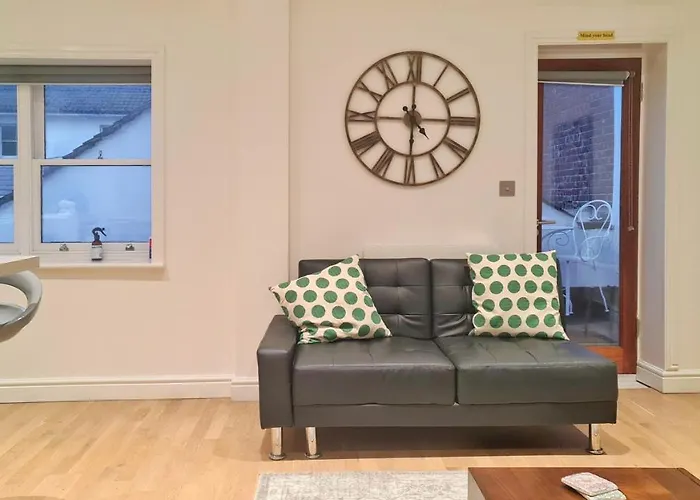 Modern & Central, Perfect Beach Getaway- 2Min Walk