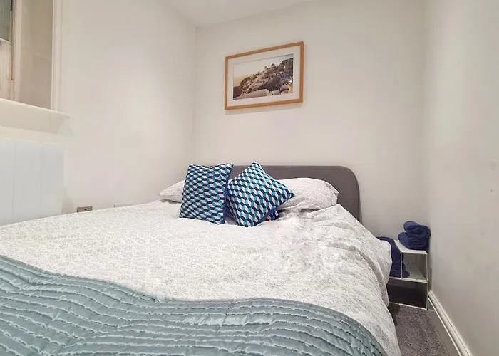 Modern & Central, Perfect Beach Getaway- 2Min Walk