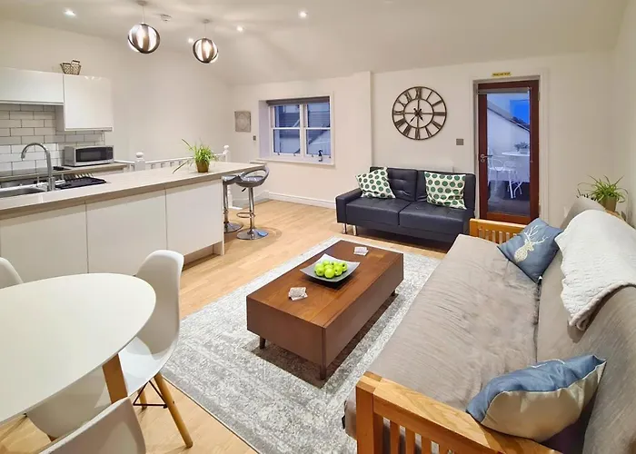 Modern & Central, Perfect Beach Getaway- 2Min Walk