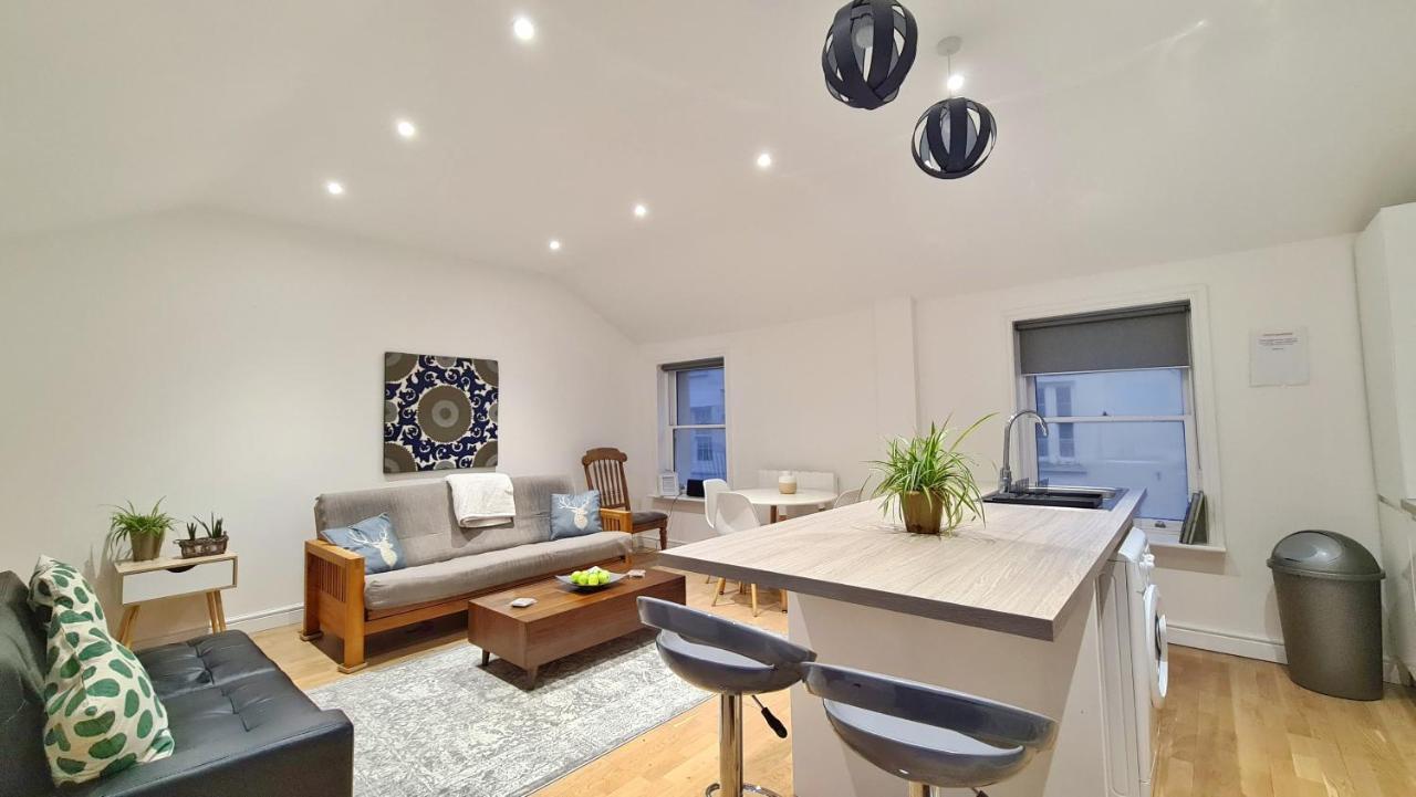 Holiday home Modern & Central, Perfect Getaway- 2min Walk *