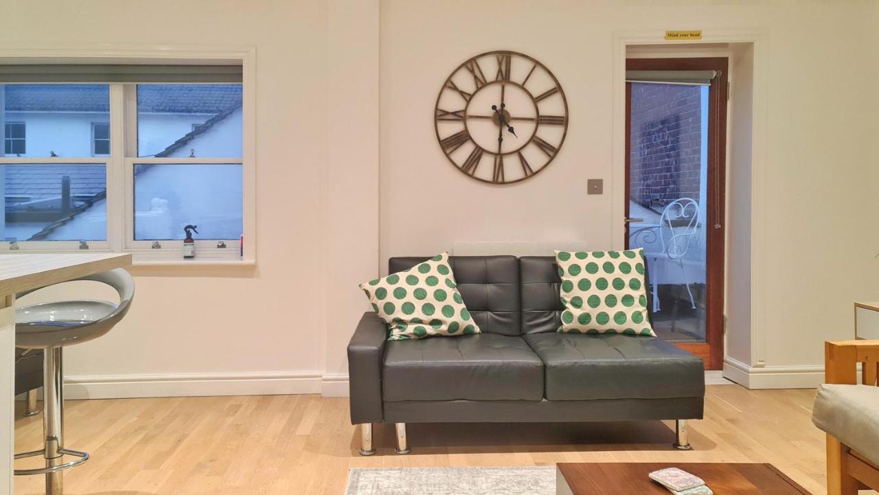 Modern & Central, Perfect Getaway- 2min Walk